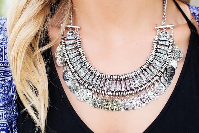 Comment Créer une Tenue Glamour avec des Pièces Écoresponsables