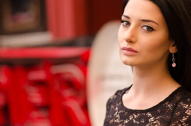 Écharpe en soie ou cachemire : quelle option glamour privilégier ?