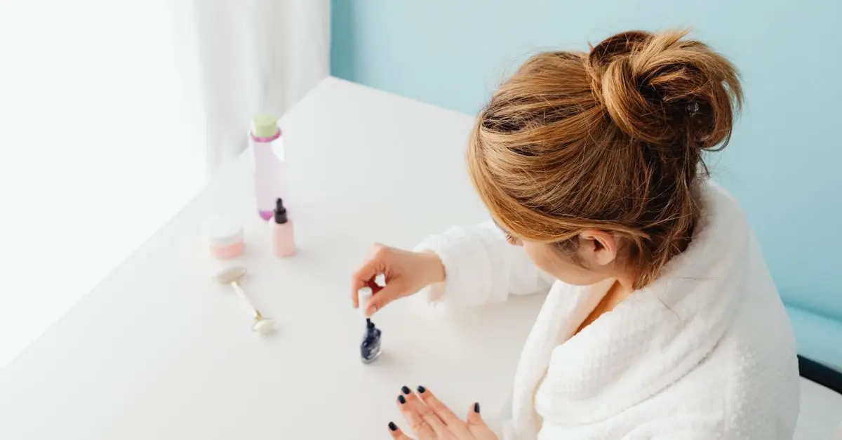 Réussir une manucure glamour à la maison