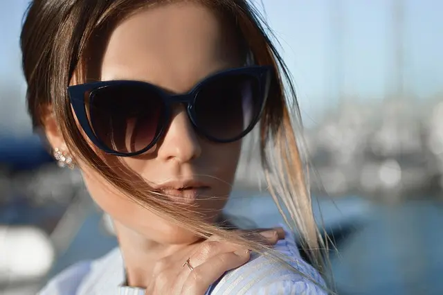 Comment Créer un Look Glamour avec des Accessoires Vintage