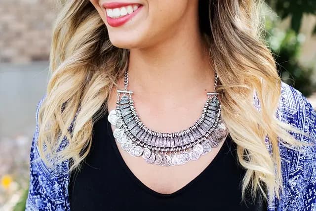 Les Tendances Glamour à Suivre pour une Soirée Réussie
