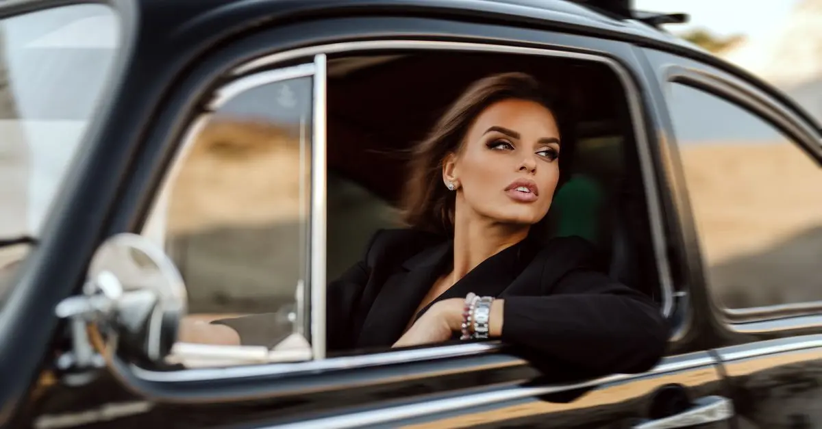 Les 10 pièces incontournables pour un style glamour