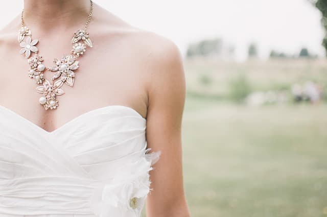 Les accessoires essentiels pour un look glamour réussi